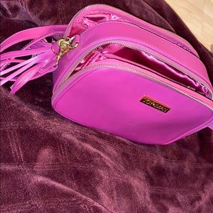 I’m selling a beautiful Joy&Iman purse.